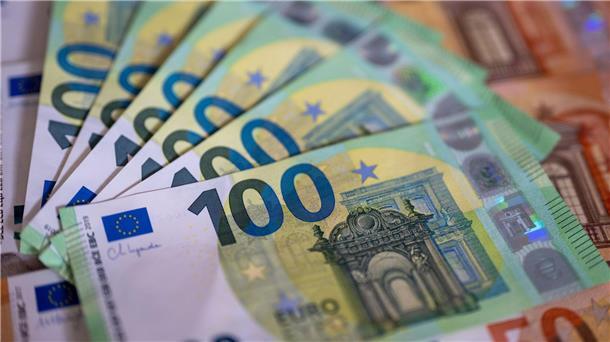 Die Clubs im Weltfußball gaben so viel Geld wie noch nie für Transfers aus.