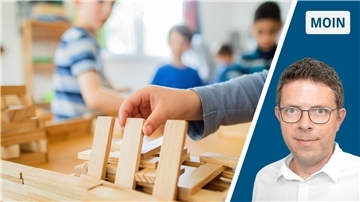Die Collage zeigt links Kinder, die mit Bauklötzen spielen, und rechts Redakteur Timo Kühnemuth.