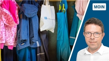 Die Collage zeigt links Kleiderhaken mit Kinderbekleidung und rechts Redakteur Timo Kühnemuth.