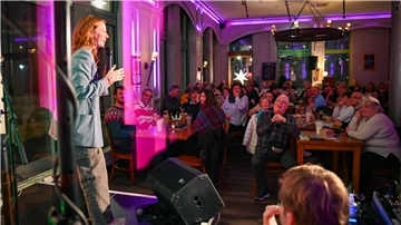 Christin Jugsch juxt in der Bar „Luna“