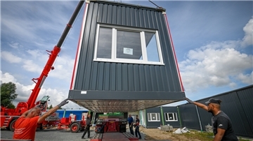 Die Container-Schule in Lehe muss ebenfalls länger bestehen bleiben als geplant. Foto Scheschonka