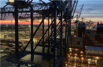 Die Containerterminals gehören zu den Einfallstoren für den Drogenschmuggel von Süd- und Mittelamerika nach Europa. Die Täter brauchen dafür Helfer - und suchen sie im Hafen unter den Arbeitern.