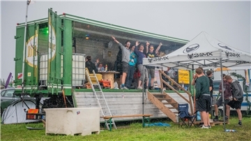 Die coolsten Unterkünfte auf dem WoMo-Camp: Der Bierlaster