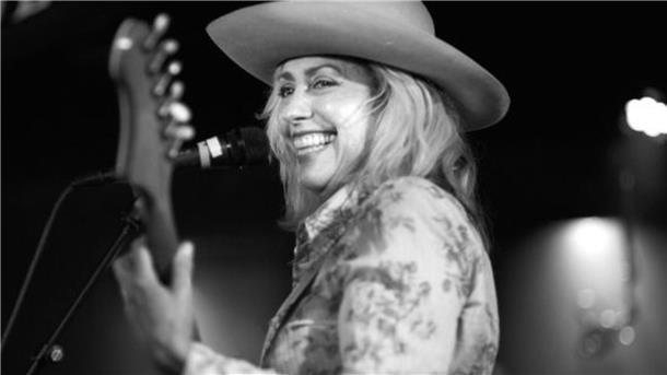 Die Country Sängerin Courtney Yasmineh spielt auf ihrer Europa-Tour in Dedesdorf.