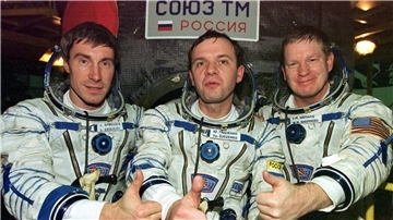 Die Crew, die als erste die Internationale Raumstation ISS bewohnte: US-Astronaut Bill Shepherd (l-r) und die russischen Kosmonauten Juri Gidsenko und Sergej Krikaljow, heben die Daumen vor ihrer Sojus-Rakete. (Archivbild)