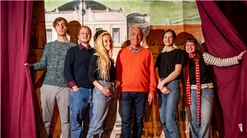 „Csárdásfürstin“: Vier Österreicher bereiten Operetten-Premiere vor „Die Csárdásfürstin“ kündigt sich im Stadttheater an. Voller Vorfreude sind (v. li.) Torben Selk (Dramaturgie), Sebastian Kranner (Inszenierung), Katharina Glas (Choreografie), Hartmut Brüsch (musikalische Leitung), Anna Kreinecker und Assistentin Elisabeth Pscheidl (Bühne und Kostüme).