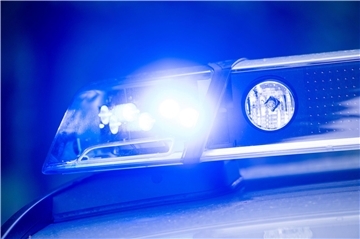 Ein Blaulicht leuchtet an einer Polizeistreife.  Die Cuxhavener Polizei beendete die Fahrt eines 30-Jährigen auf der A27. Der Bremerhavener war ohne Führerschein und unter Drogeneinfluss unterwegs.