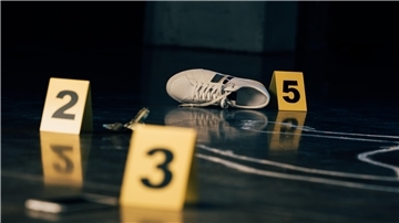 Ein Schuh liegt an einem Tatort. 