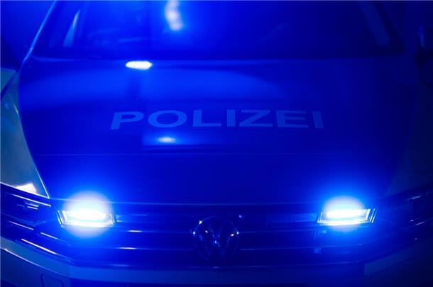 "Polizei" ist auf der Motorhaube eines Polizeiautos zu lesen.  Die Cuxhavener Polizei stoppte am Dienstag mehrere Fahrer wegen Drogen, Alkohol und Geschwindigkeitsverstößen – einige durften ihre Fahrt nicht fortsetzen. 