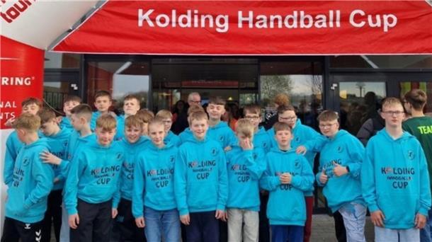 Zwei Jugendmannschaften der HSG Unterweser vor der Halle in Kolding (Dänemark).