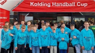 Zwei Jugendmannschaften der HSG Unterweser vor der Halle in Kolding (Dänemark).