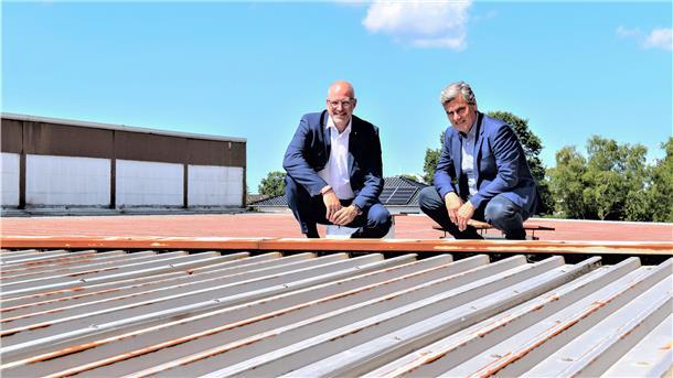 Die Dächer der Bäko Bremerhaven sollen – wo es erforderlich ist – saniert und mit Photovoltaik-Anlagen bestückt werden. Vorstand Mirko Oeltermann (links) und Aufsichtsrat Jörg Itjen werfen einen Blick auf die entsprechenden Flächen am Standort in Sievern. Foto Schoener