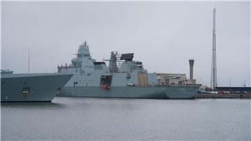 Die dänische Fregatte „HDMS Niels Juel, Nummer F363“: Spezialisten sind auf dem Weg, das Problem zu lösen (Archivbild).