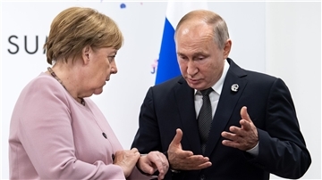 Die damalige Bundeskanzlerin Angela Merkel (CDU) spricht am Rande des G20-Gipfels 2019 in Osaka mit Kremlchef Wladimir Putin.
