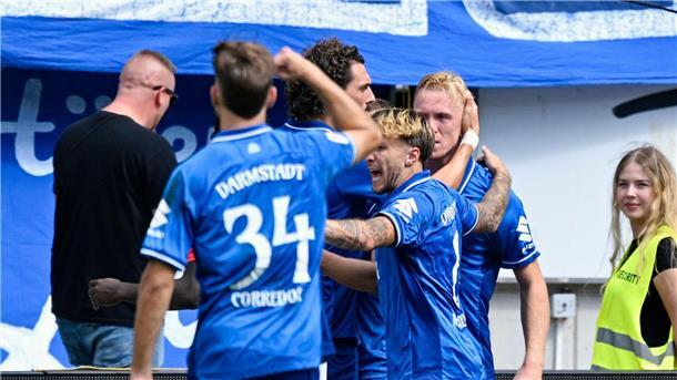 Kaiserslautern feiert späten Sieg gegen Darmstadt Die Darmstädter bejubeln das Führungstor von Isac Lidberg.