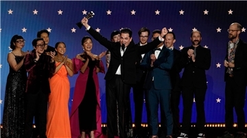 Die Darsteller und die Crew von „Everything Everywhere All at Once“ feiern die fünf Auszeichnungen bei den Critics Choice Awards.