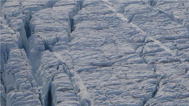 Risse im grönländischen Eisschild wachsen immer schneller Die Daten der Forscher zeigen, dass die Gletscherspalten zwischen 2016 und 2021 größer und tiefer geworden sind.