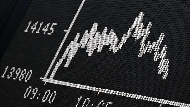 Die Dax-Kurve der Frankfurter Wertpapierbörse stellt fallende Kurse dar. Viele Bürger stehen Aktien als langfristige Geldanlage nach wie vor skeptisch gegenüber.