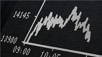 Die Dax-Kurve der Frankfurter Wertpapierbörse stellt fallende Kurse dar. Viele Bürger stehen Aktien als langfristige Geldanlage nach wie vor skeptisch gegenüber.