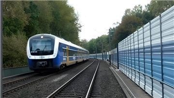 Die DB Netz AG möchte in Rodenkirchen und Kleinensiel Lärmschutzwände wie diese errichten. Der Gemeinde Stadland entstehen keine Kosten und sie hat sogar ein Mitspracherecht bei der farblichen Gestaltung der Lärmschutzwände, wofür Grau-, Blau- und Grüntöne zur Verfügung stehen.