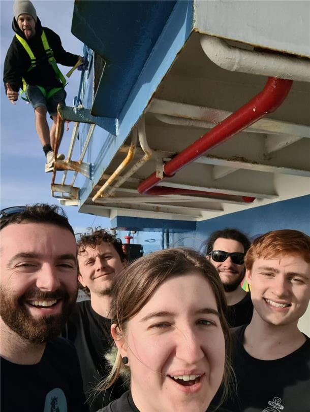 Meeresschützer auf der „John Paul DeJoria“: Tine will wieder kommen Die Deckies der JPD! Von links nach rechts Michael, Perequin, ich, Alvise, Whiskey und oben unser Boss Rusty!