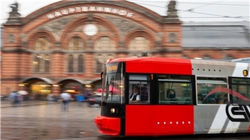 Straßenbahn vor Hauptbahnhof