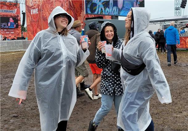 Deichbrand 2023 ertrinkt: REGEN und SCHLAMM ohne Ende (Fotos) Die Deichbrand-Fans tanzen im Regen.