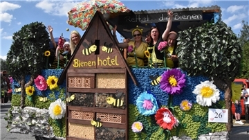 Die „Deichkinder“ begeisterten mit ihrem bunten, bienenfreundlichen Festwagen und guter Laune.