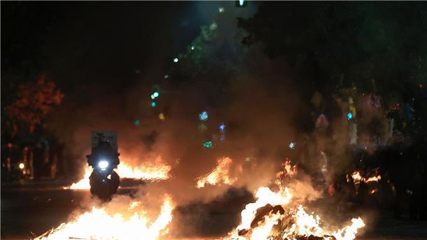 Griechenland: Randale nach Schuss auf 16-jährigen Roma Die Demonstranten haben in Thesssaloniki eine Hauptstraße blockiert und Mülltonnen in Brand gesetzt.