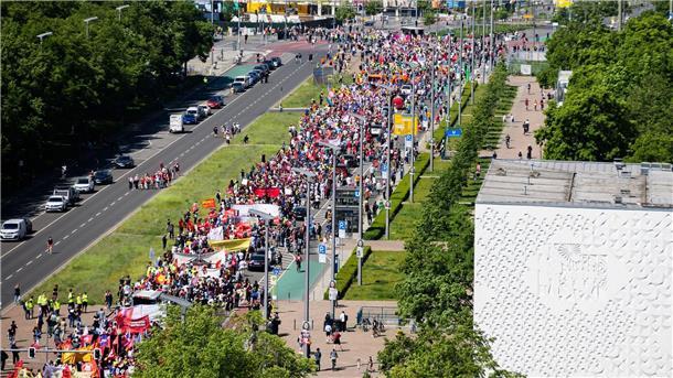 DGB-Chefin Fahimi: Tarifflucht verursacht Milliardenschaden Die Demonstration des DGB zum 1. Mai in Berlin zieht über die Karl-Marx-Allee Richtung Rotes Rathaus.
