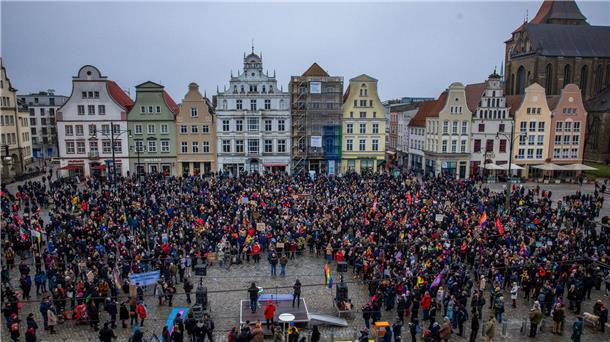 Die Demonstration in Rostock läuft unter dem Motto „Nie wieder ist jetzt - alle zusammen gegen den Faschismus“.
