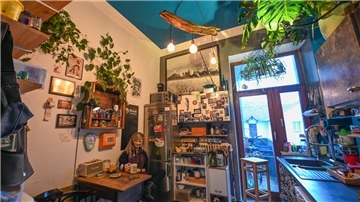 Die Designerin Wanda Worms bastelt seit Jahren an ihrer punkigen Wohnung in der „Alten Bürger“ in Bremerhaven.
