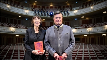 Die designierte Intendantin Elisabeth Sobotka (l) und der designierte Generalmusikdirektor Christian Thielemann in Berlin.