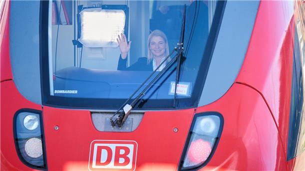 Evelyn Palla soll die Deutsche Bahn aus der Krise führen Die designierte neue Bahnchefin hat vor einigen Monaten selbst einen Lokführerschein absolviert.