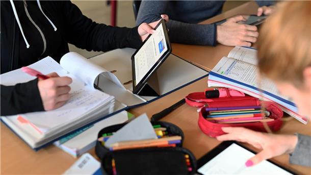 Neuntklässler schwächeln in Deutsch - Englisch besser Die Deutsch-Leistungen von Schülerinnen und Schülern haben sich verschlechtert.