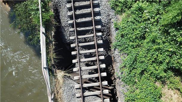 Unwetter weicht Emscher-Deiche auf - Bahnbrücke abgesackt Die Deutsche Bahn erarbeitet ein Konzept, wie die abgesackte Brücke abgerissen werden kann.