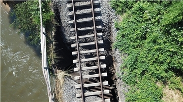 Die Deutsche Bahn erarbeitet ein Konzept, wie die abgesackte Brücke abgerissen werden kann.