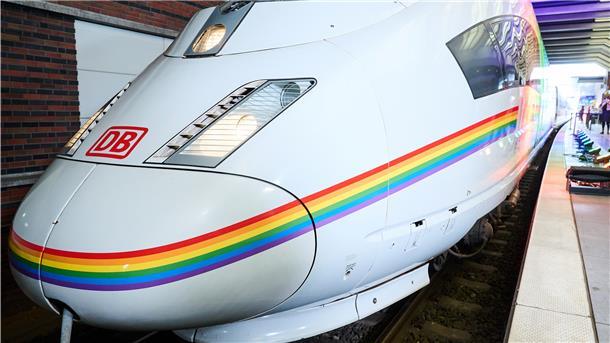 Que(e)r durch Deutschland Die Deutsche Bahn hat ihren ICE lackiert mit einem Streifen in Regenbogenfarben vorgestellt. „Que(e)r durch Deutschland“ heißt das Motto, mit dem die DB Position bezieht.