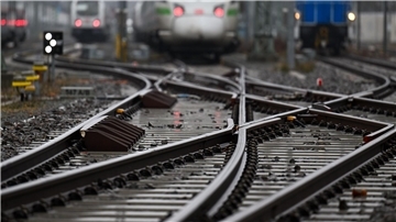 Die Deutsche Bahn will in einem Pilotprojekt erstmals „grünen“ Stahl in Schienen verbauen. (Archivbild)