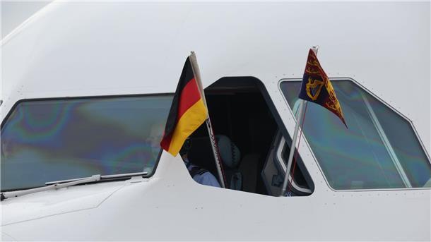 Charles III. und Camilla in Deutschland begrüßt Die deutsche Fahne und die königliche Standarte hängen aus dem Cockpit.