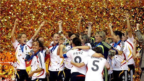 Die Deutsche Frauenfußball-Mannschaft feiert ihren Sieg im FIFA Women’s World Cup 2007 in Shanghai.