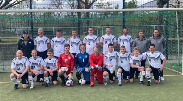 Fußballspielende Bürgermeister holen sich in Berlin den Sieg Die Fußballnationalmannschaft der Bürgermeister traf zusammen.