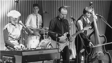 Die deutsche Musikgruppe Ideal mit (v.l.n.r.) Annette Humpe, Hans-Joachim Behrendt, Eff Jott Krüger und Ernst Deuker Biem Konzert 1981 in Kiel.