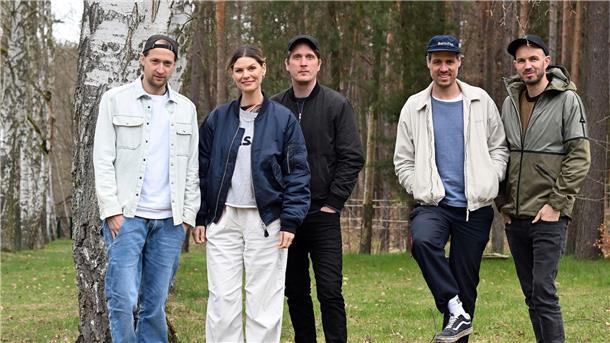 Juli meldet sich in Musik-Welt zurück Die deutsche Pop-Rock-Band Juli besteht aus Gitarrist Simon Triebel (l-r), Sängerin Eva Briegel, Gitarrist Jonas Pfetzing, Bassist Andreas „Dedi“ Herde und Schlagzeuger Marcel Römer.