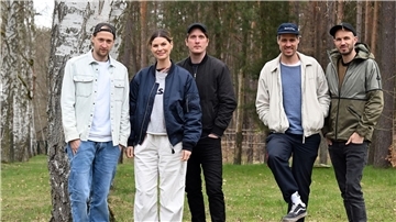 Die deutsche Pop-Rock-Band Juli besteht aus Gitarrist Simon Triebel (l-r), Sängerin Eva Briegel, Gitarrist Jonas Pfetzing, Bassist Andreas „Dedi“ Herde und Schlagzeuger Marcel Römer.