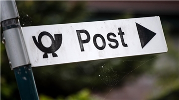 Ein Hinweisschild mit der Aufschrift Post und dem Logo der Deutschen Post