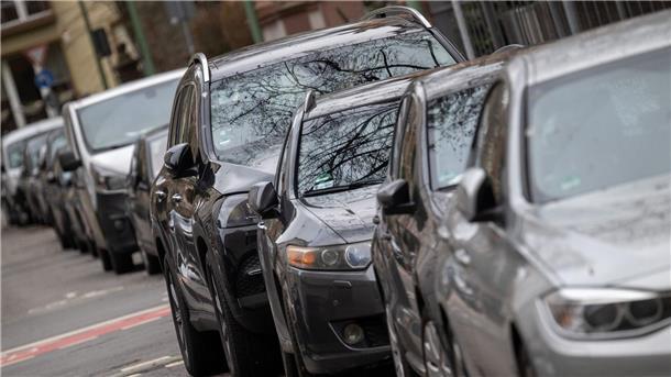 Umwelthilfe beantragt höhere Parkgebühren für große SUV Die Deutsche Umwelthilfe hat in 150 deutschen Städten höhere Parkgebühren und Parkbeschränkungen für SUV-Fahrzeuge beantragt.