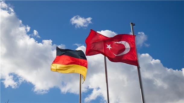 Entsendung türkischer Imame nach Deutschland wird enden Die deutsche und die türkische Flagge sind vor einer Moschee zu sehen. Die Bundesregierung will die Ausbildung zusätzlicher Imame im Inland finanziell fördern.