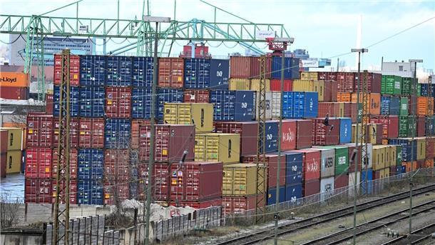 Ökonomen senken Prognosen: Belebung 2026 fällt kleiner aus Die deutschen Exporteure stehen unter Druck - nicht zuletzt wegen des Zollstreits mit den USA