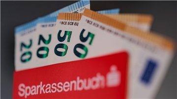 Die Deutschen sind berühmt für ihre Sparsamkeit. Anleger in anderen Ländern machen aber mehr aus ihrem Geld. (Symbolbild)